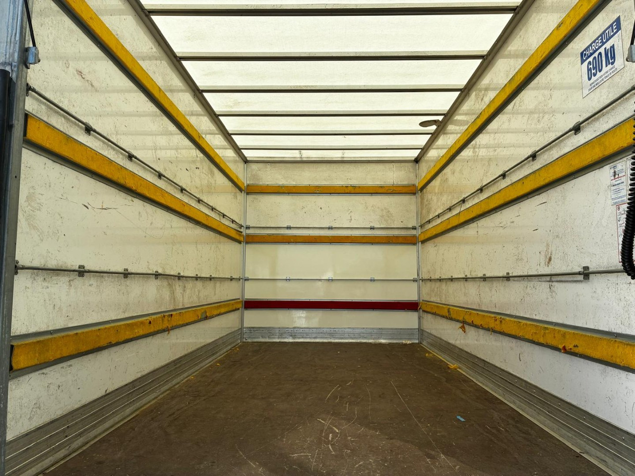 Caja cerrada IVECO 35C16 20m3 - Carrinha de contentor: foto 5 Caja cerrada IVECO 35C16 20m3 - Carrinha de contentor: foto 5