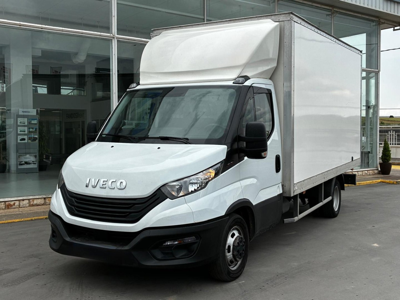 Caja cerrada IVECO 35C16 3.0 20m3 - Carrinha de contentor: foto 1 Caja cerrada IVECO 35C16 3.0 20m3 - Carrinha de contentor: foto 1
