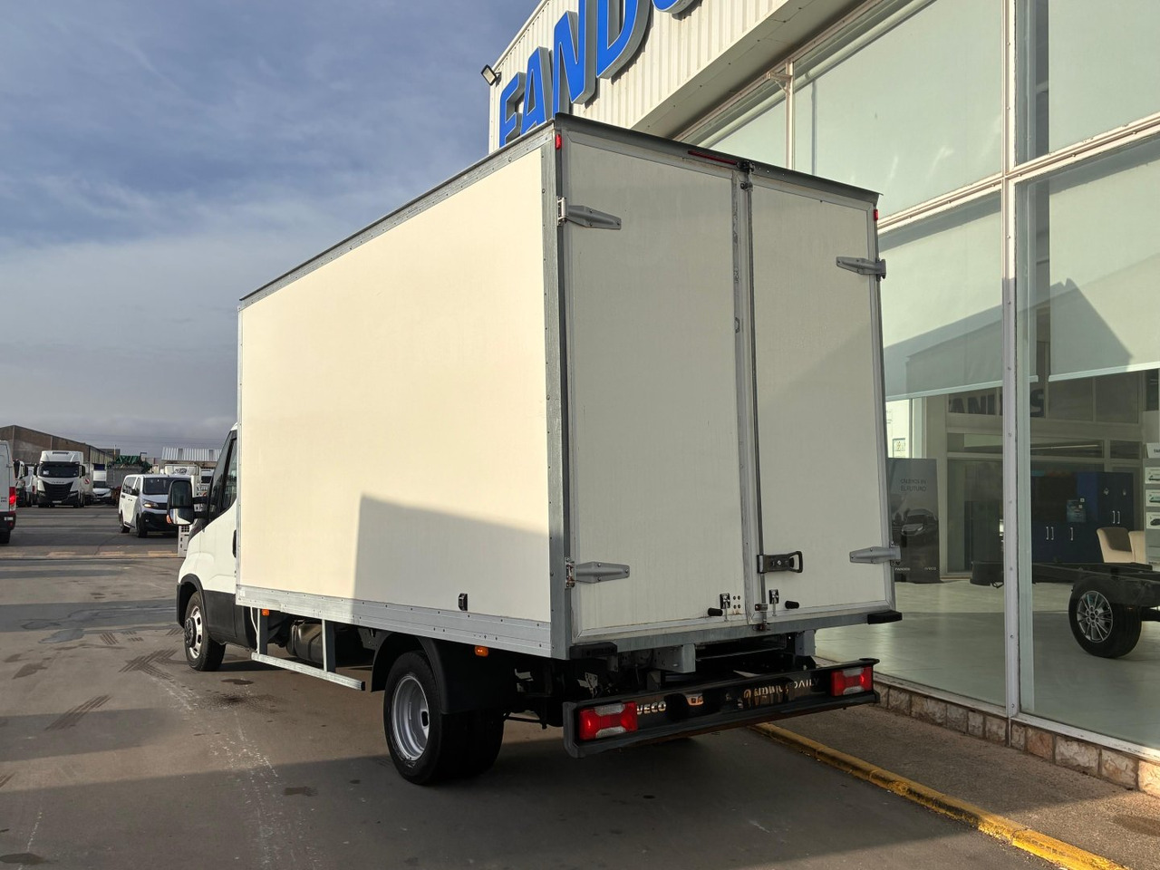 Caja cerrada IVECO 35C16 3.0 20m3 con puertas traseras - Carrinha de contentor: foto 4 Caja cerrada IVECO 35C16 3.0 20m3 con puertas traseras - Carrinha de contentor: foto 4