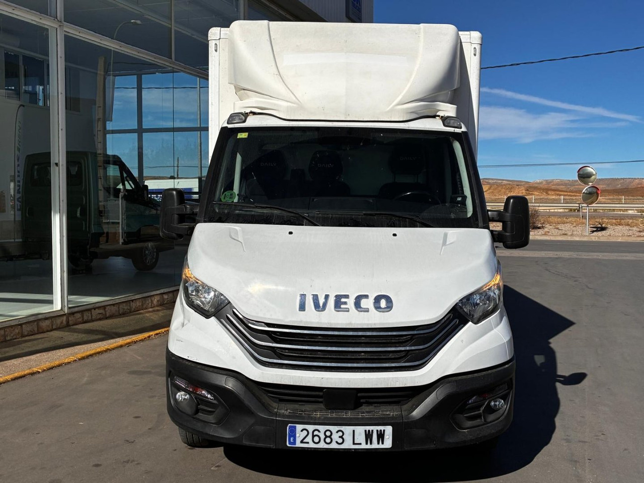Caja cerrada con plataforma elevadora IVECO 35C14 20m3 con puerta lateral - Carrinha de contentor: foto 2 Caja cerrada con plataforma elevadora IVECO 35C14 20m3 con puerta lateral - Carrinha de contentor: foto 2
