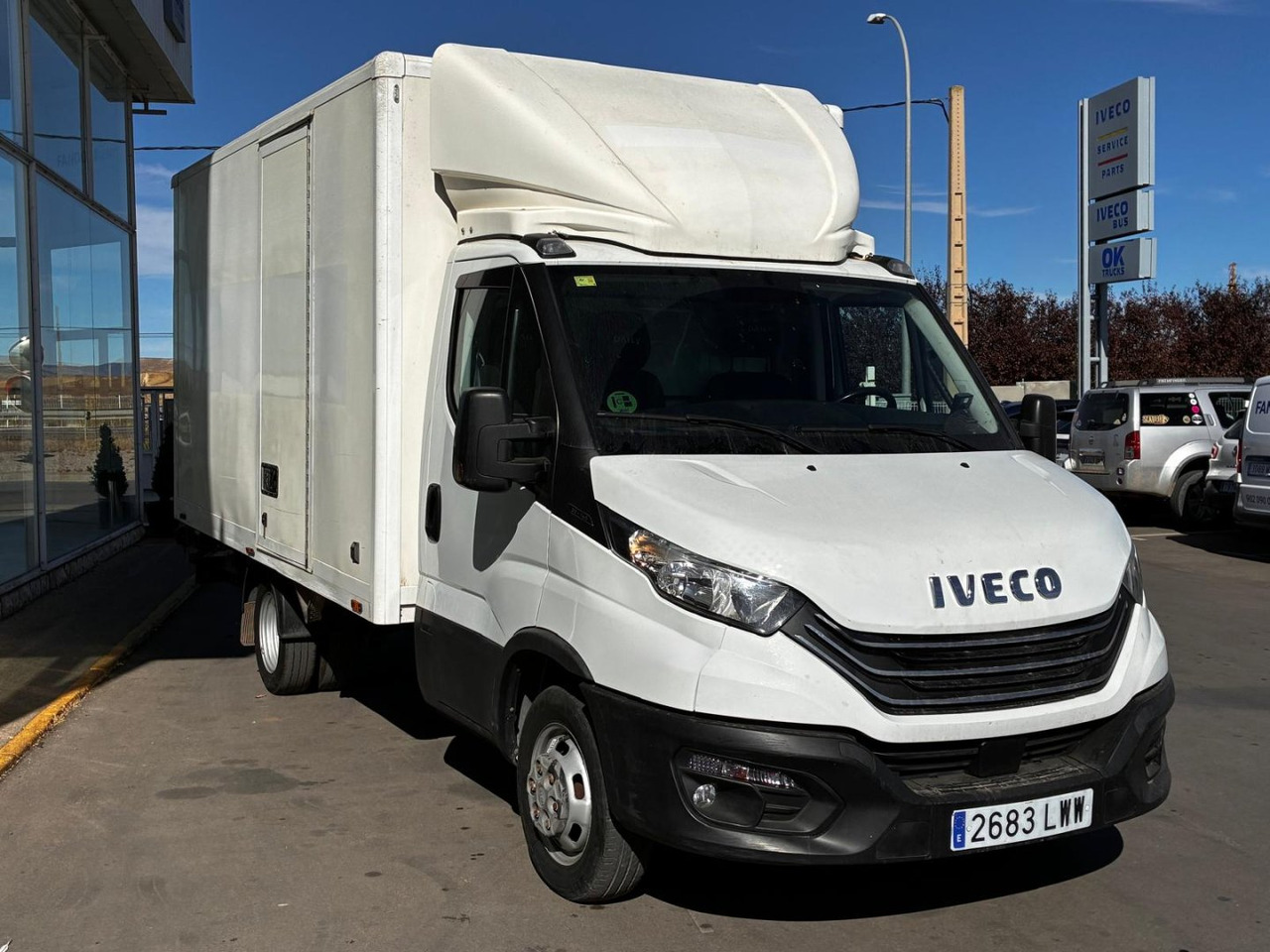 Caja cerrada con plataforma elevadora IVECO 35C14 20m3 con puerta lateral - Carrinha de contentor: foto 3 Caja cerrada con plataforma elevadora IVECO 35C14 20m3 con puerta lateral - Carrinha de contentor: foto 3