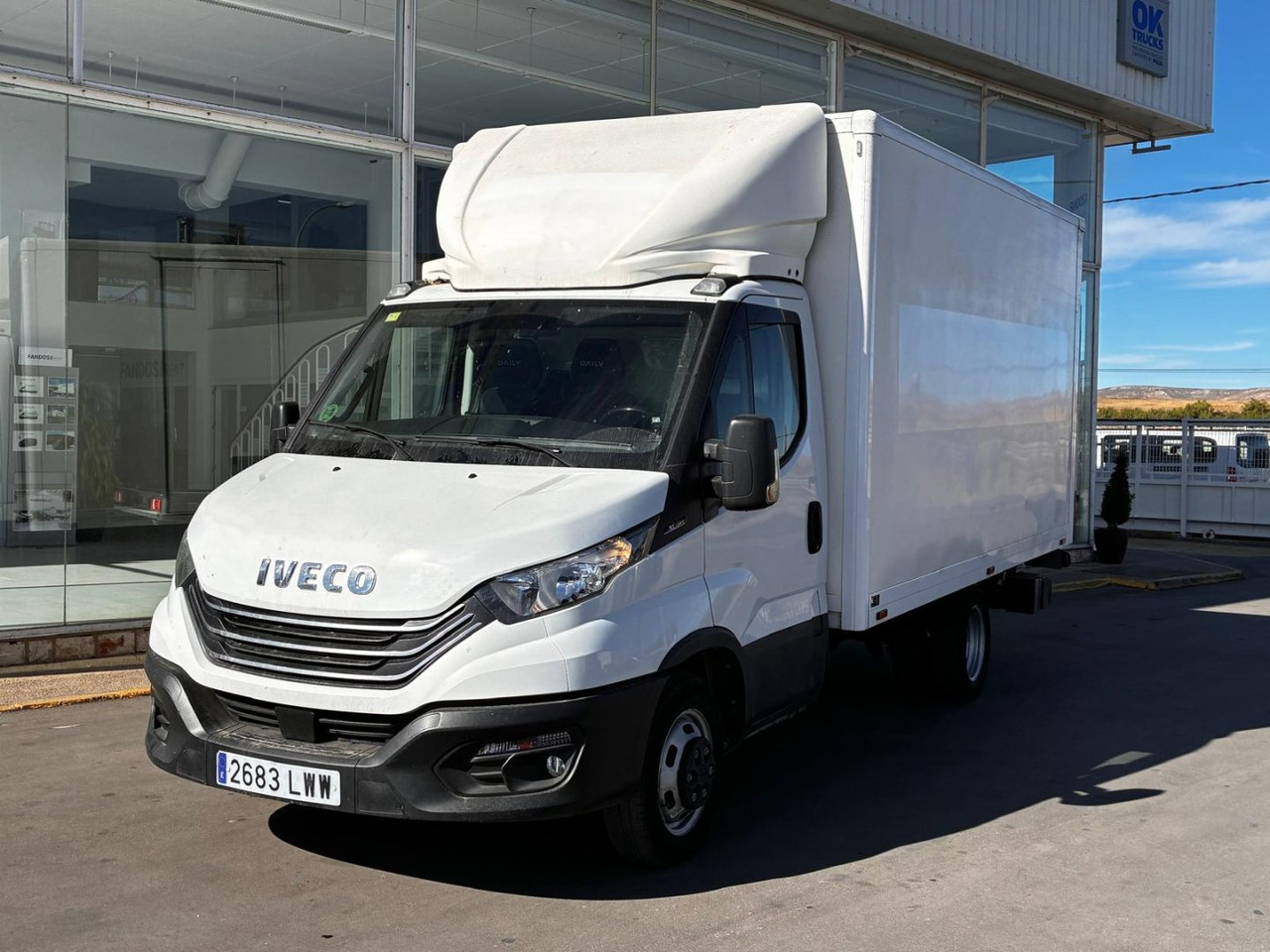 Caja cerrada con plataforma elevadora IVECO 35C14 20m3 con puerta lateral - Carrinha de contentor: foto 1 Caja cerrada con plataforma elevadora IVECO 35C14 20m3 con puerta lateral - Carrinha de contentor: foto 1