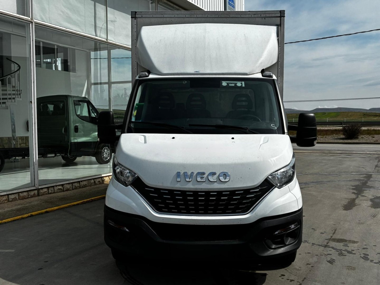 Caja cerrada con plataforma elevadora IVECO 35C16 20m3 Automática - Carrinha de contentor: foto 2 Caja cerrada con plataforma elevadora IVECO 35C16 20m3 Automática - Carrinha de contentor: foto 2