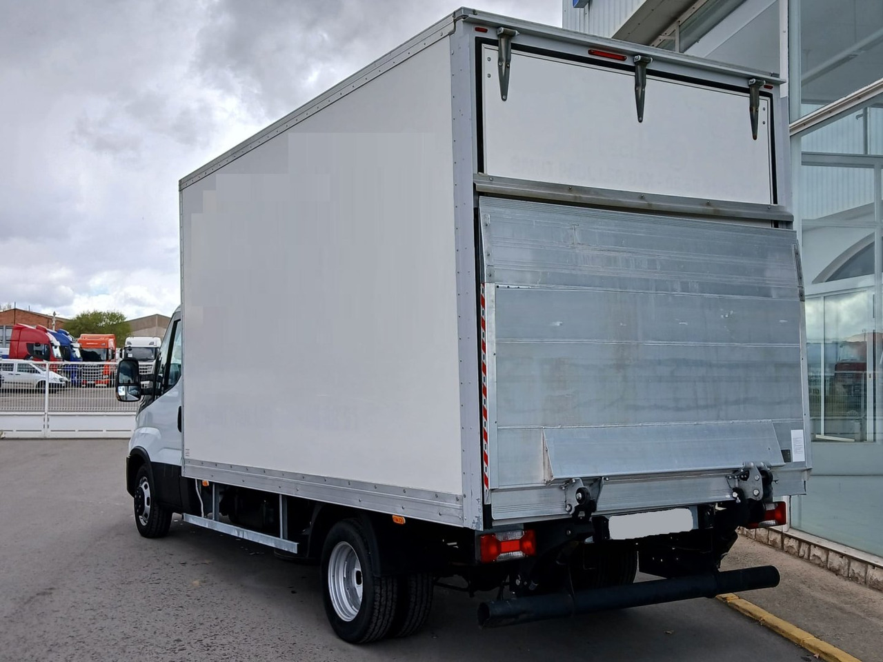Caja cerrada con plataforma elevadora IVECO 35C16 20m3 Automática - Carrinha de contentor: foto 4 Caja cerrada con plataforma elevadora IVECO 35C16 20m3 Automática - Carrinha de contentor: foto 4