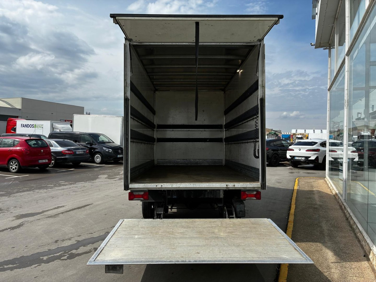Caja cerrada con plataforma elevadora IVECO 35C16 20m3 Automática - Carrinha de contentor: foto 5 Caja cerrada con plataforma elevadora IVECO 35C16 20m3 Automática - Carrinha de contentor: foto 5