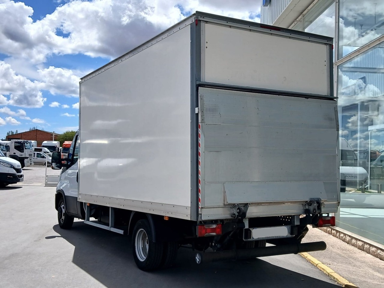 Caja cerrada con plataforma elevadora IVECO 35C16 20m3 - Carrinha de contentor: foto 4 Caja cerrada con plataforma elevadora IVECO 35C16 20m3 - Carrinha de contentor: foto 4