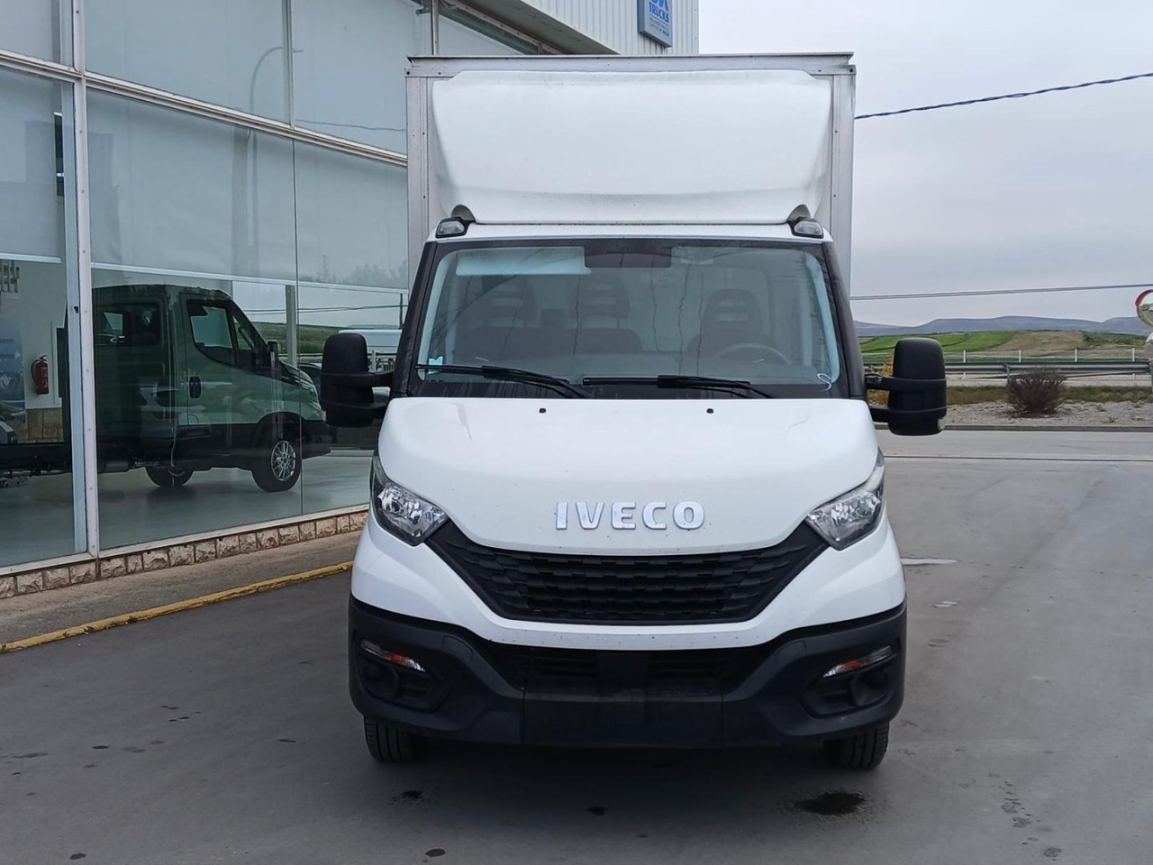 Caja cerrada con plataforma elevadora IVECO 35C16 20m3 - Carrinha de contentor: foto 2 Caja cerrada con plataforma elevadora IVECO 35C16 20m3 - Carrinha de contentor: foto 2