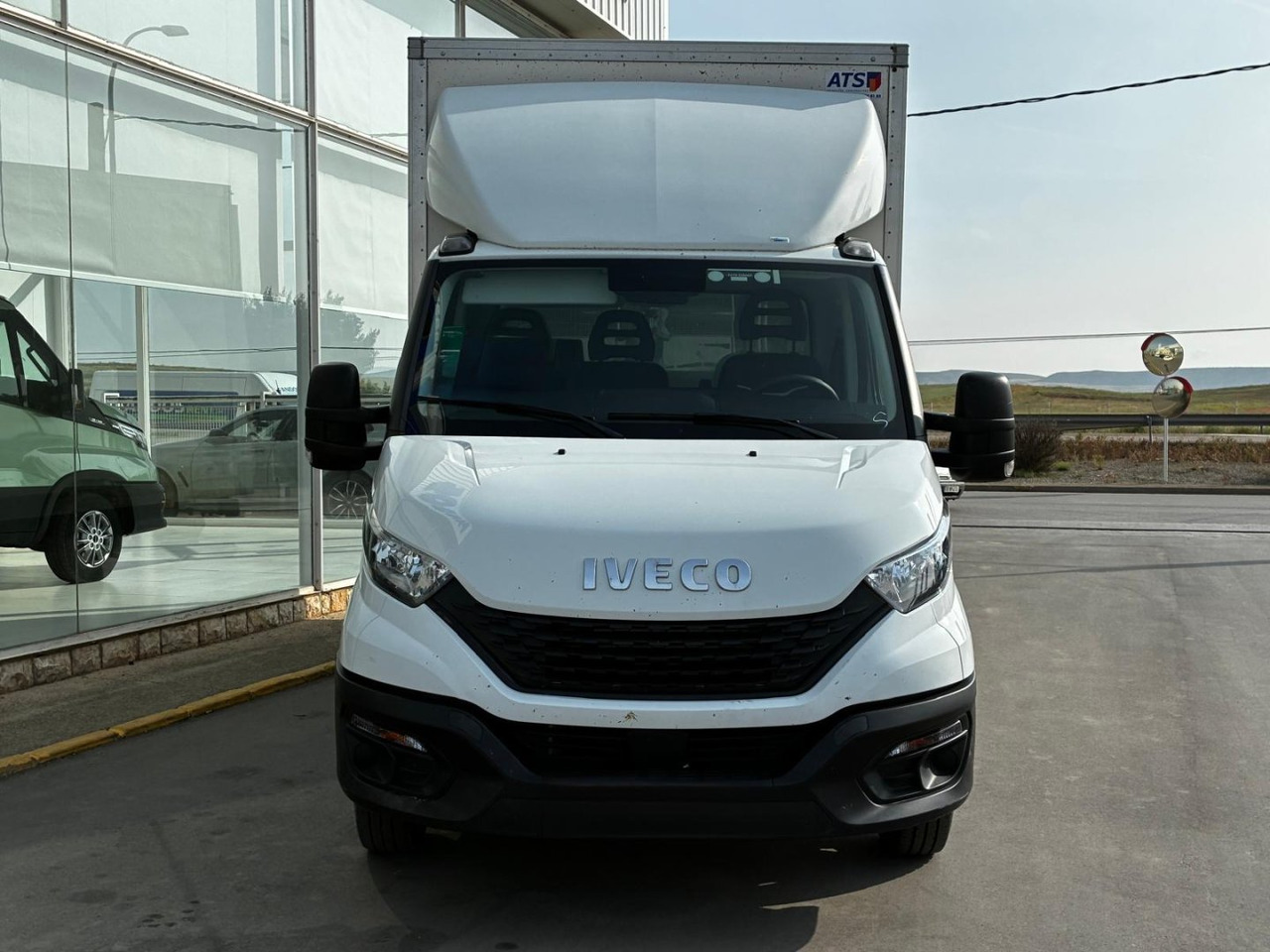 Caja cerrada con plataforma elevadora IVECO 35C16 20m3 - Carrinha de contentor: foto 2 Caja cerrada con plataforma elevadora IVECO 35C16 20m3 - Carrinha de contentor: foto 2