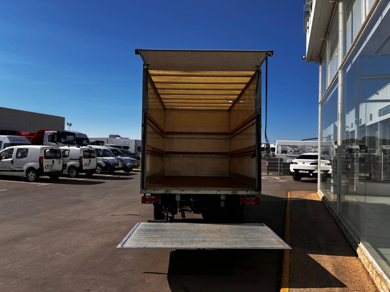 Caja cerrada con plataforma elevadora IVECO 35C16 20m3 - Carrinha de contentor: foto 5 Caja cerrada con plataforma elevadora IVECO 35C16 20m3 - Carrinha de contentor: foto 5