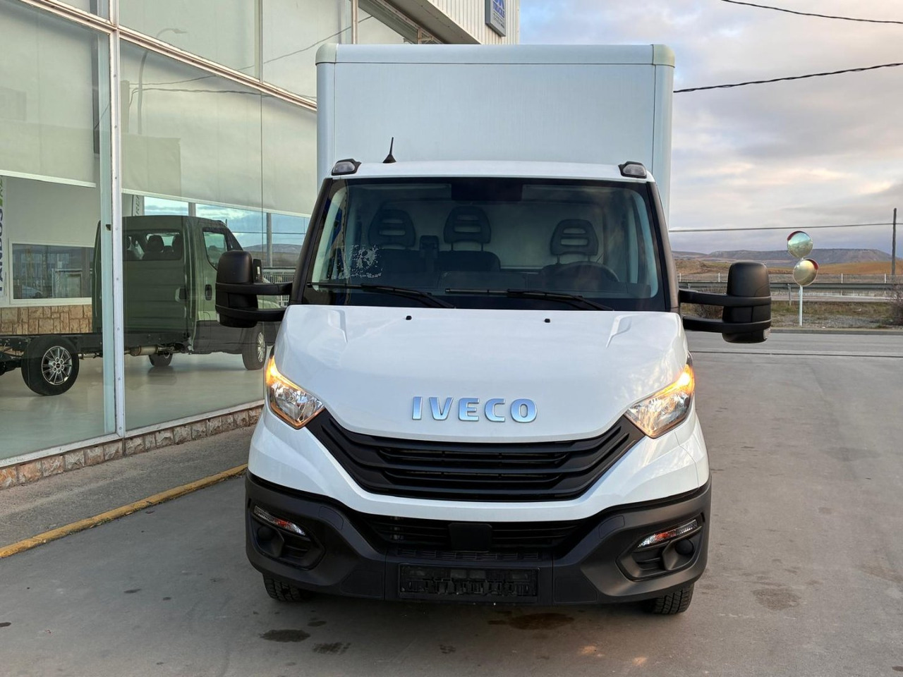 Caja cerrada con plataforma elevadora IVECO 35C16 20m3 - Carrinha de contentor: foto 2 Caja cerrada con plataforma elevadora IVECO 35C16 20m3 - Carrinha de contentor: foto 2