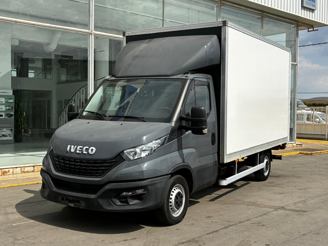 Caja cerrada con plataforma elevadora IVECO 35C16 20m3 - Carrinha de contentor: foto 1 Caja cerrada con plataforma elevadora IVECO 35C16 20m3 - Carrinha de contentor: foto 1