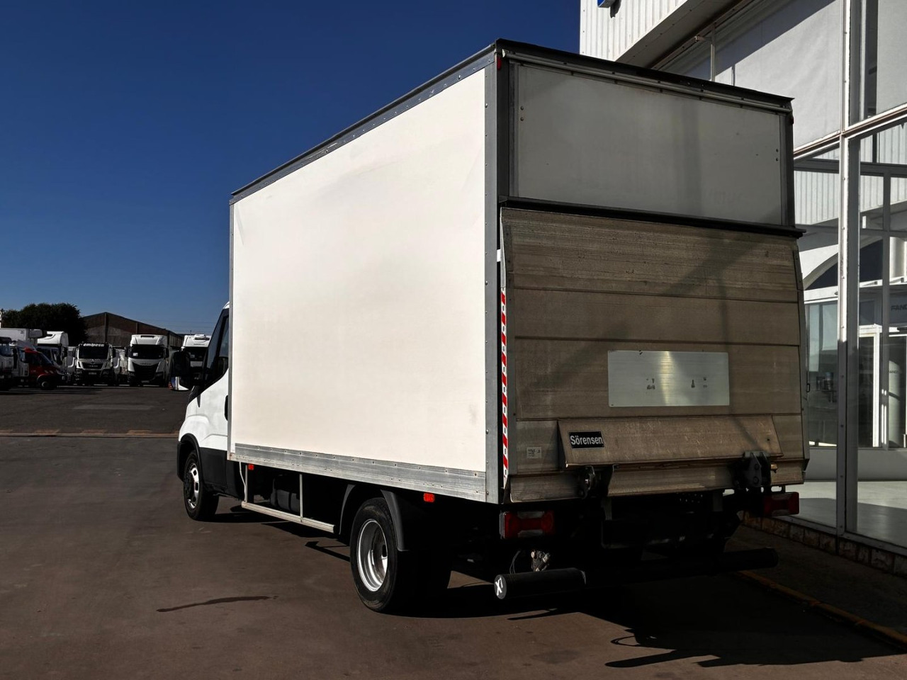 Caja cerrada con plataforma elevadora IVECO 35C16 20m3 - Carrinha de contentor: foto 4 Caja cerrada con plataforma elevadora IVECO 35C16 20m3 - Carrinha de contentor: foto 4
