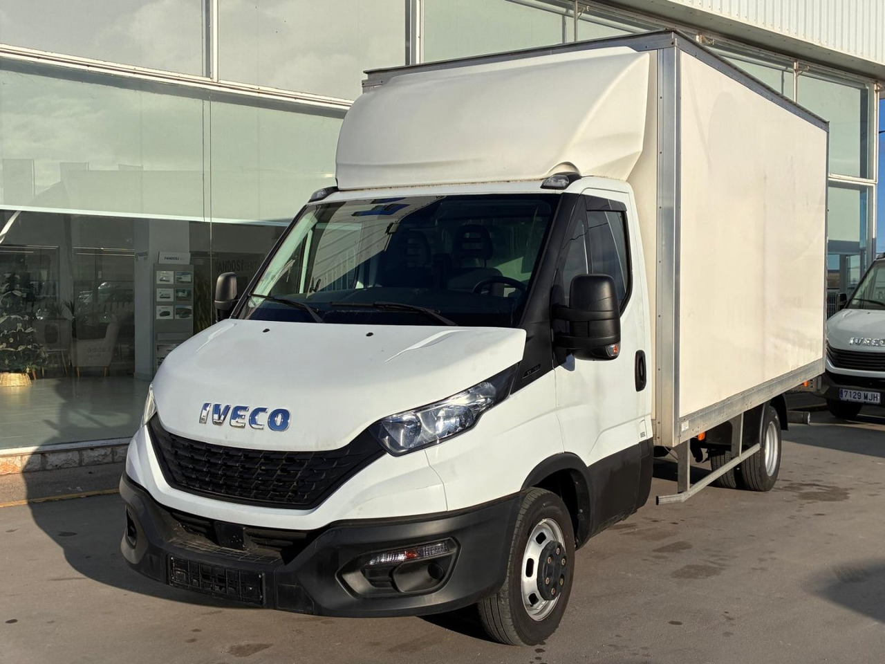 Caja cerrada con plataforma elevadora IVECO 35C16 20m3 - Carrinha de contentor: foto 1 Caja cerrada con plataforma elevadora IVECO 35C16 20m3 - Carrinha de contentor: foto 1