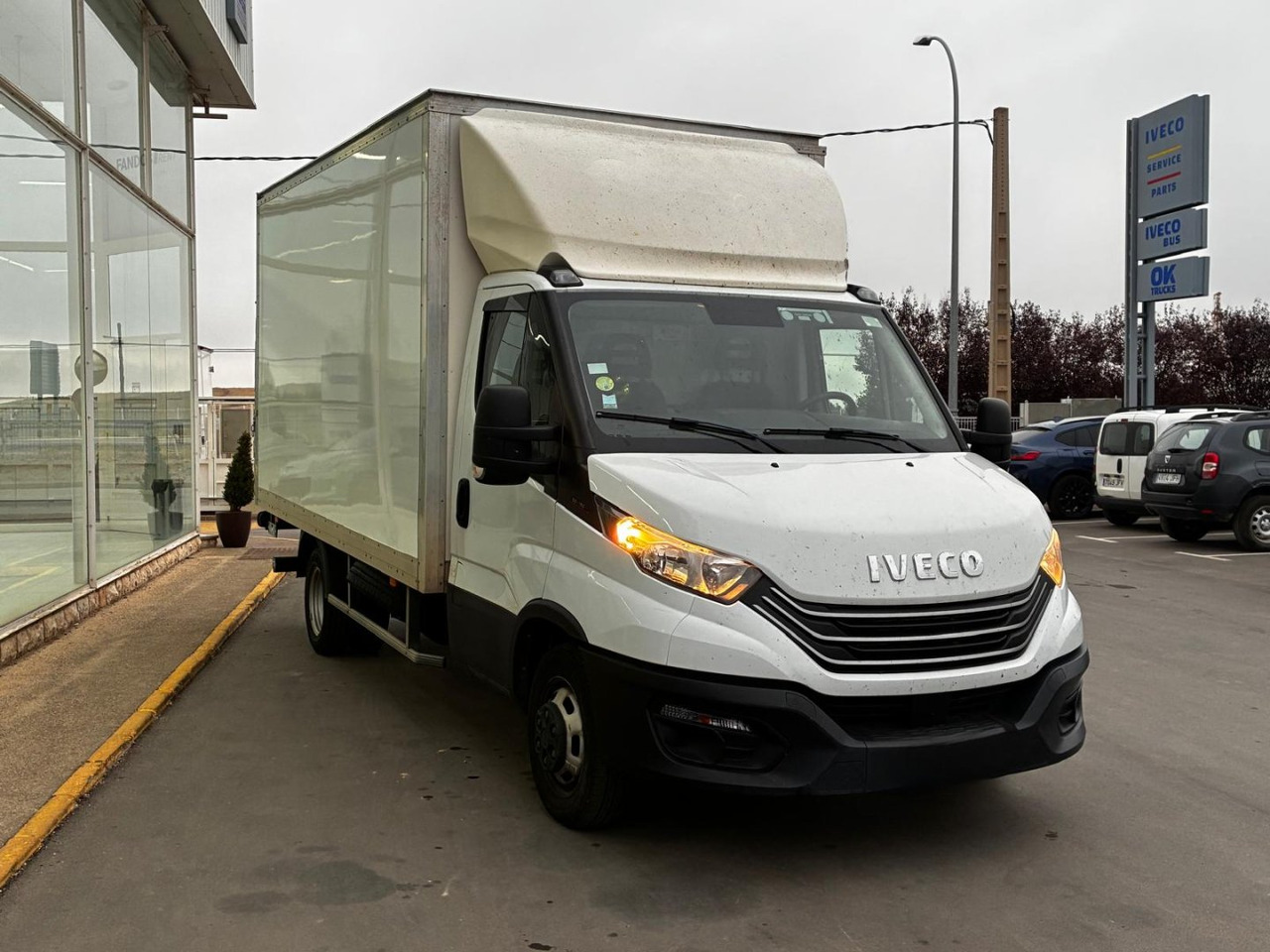 Caja cerrada con plataforma elevadora IVECO 35C16 3.0 20m3 - Carrinha de contentor: foto 3 Caja cerrada con plataforma elevadora IVECO 35C16 3.0 20m3 - Carrinha de contentor: foto 3