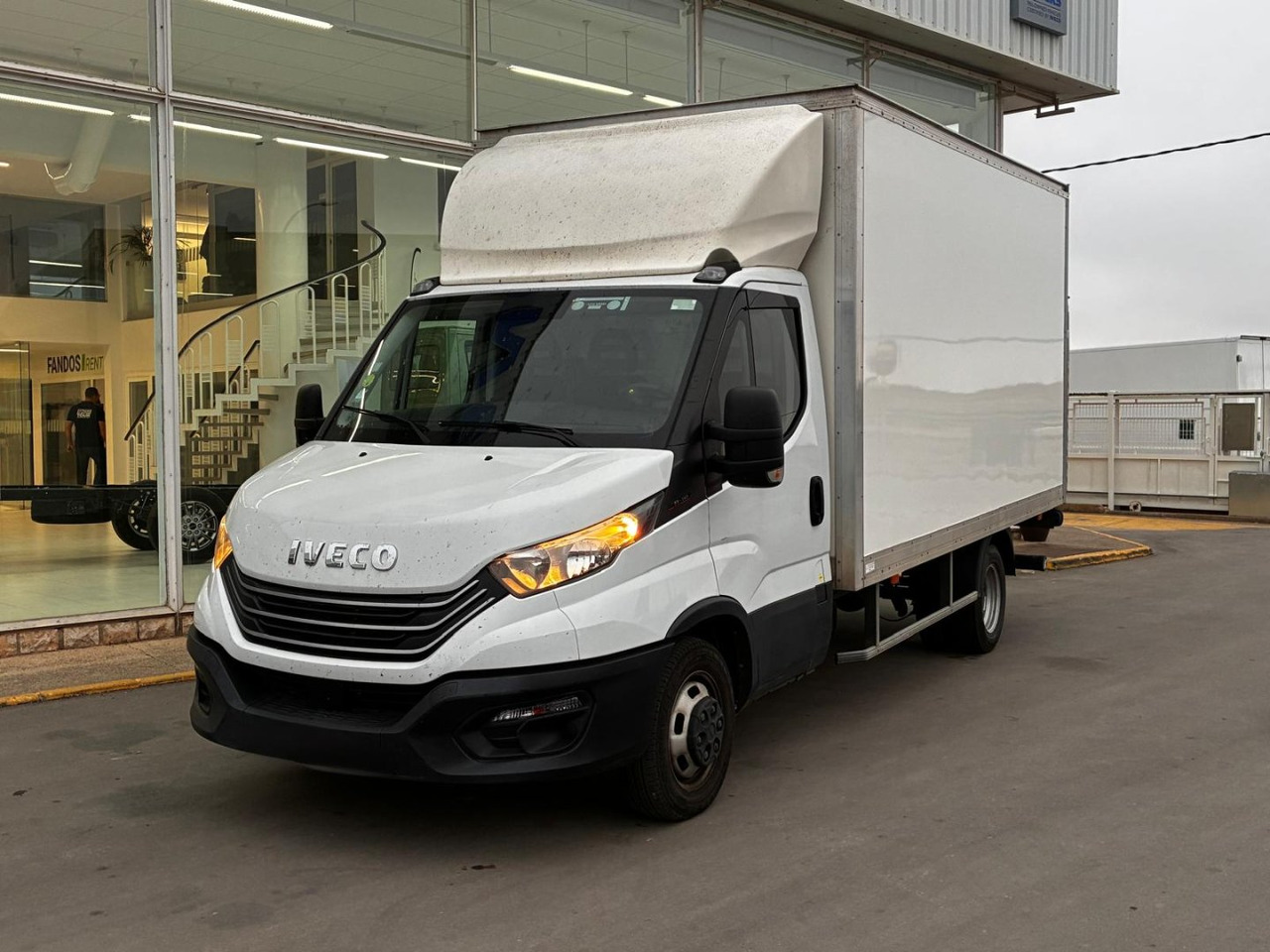 Caja cerrada con plataforma elevadora IVECO 35C16 3.0 20m3 - Carrinha de contentor: foto 1 Caja cerrada con plataforma elevadora IVECO 35C16 3.0 20m3 - Carrinha de contentor: foto 1