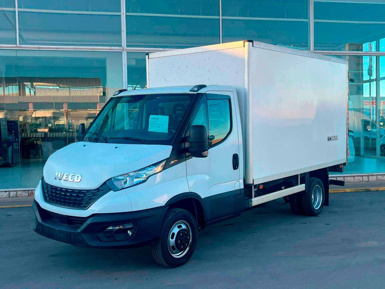 Isotermo IVECO 35C14 ISOTERMO PUERTA ELEVADORA - Carrinha de contentor: foto 1 Isotermo IVECO 35C14 ISOTERMO PUERTA ELEVADORA - Carrinha de contentor: foto 1