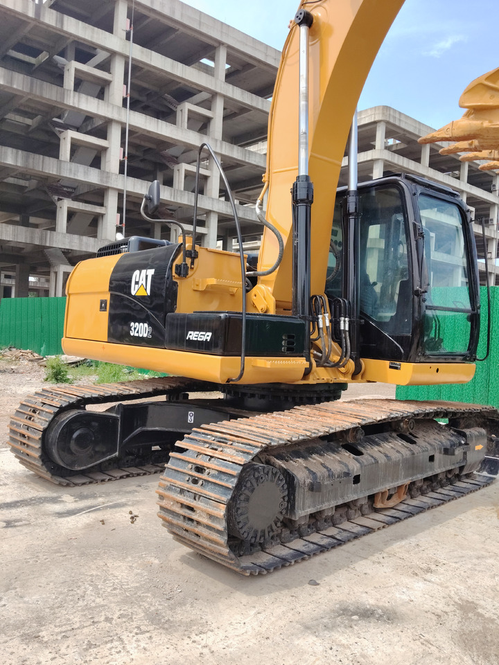 CATERPILLAR 320D2L with C7.1 ENGINE CAT 320D2 L 320 D 2 L C 7.1 ENGINE - Escavadora de rastos: foto 2 CATERPILLAR 320D2L with C7.1 ENGINE CAT 320D2 L 320 D 2 L C 7.1 ENGINE - Escavadora de rastos: foto 2