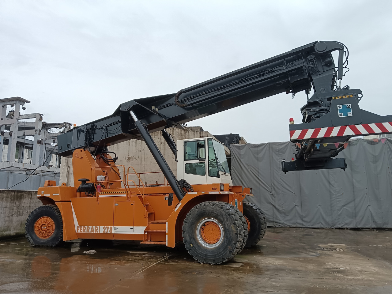 CVS FERRARRI 278 - Reachstacker porta contentores: foto 1 CVS FERRARRI 278 - Reachstacker porta contentores: foto 1
