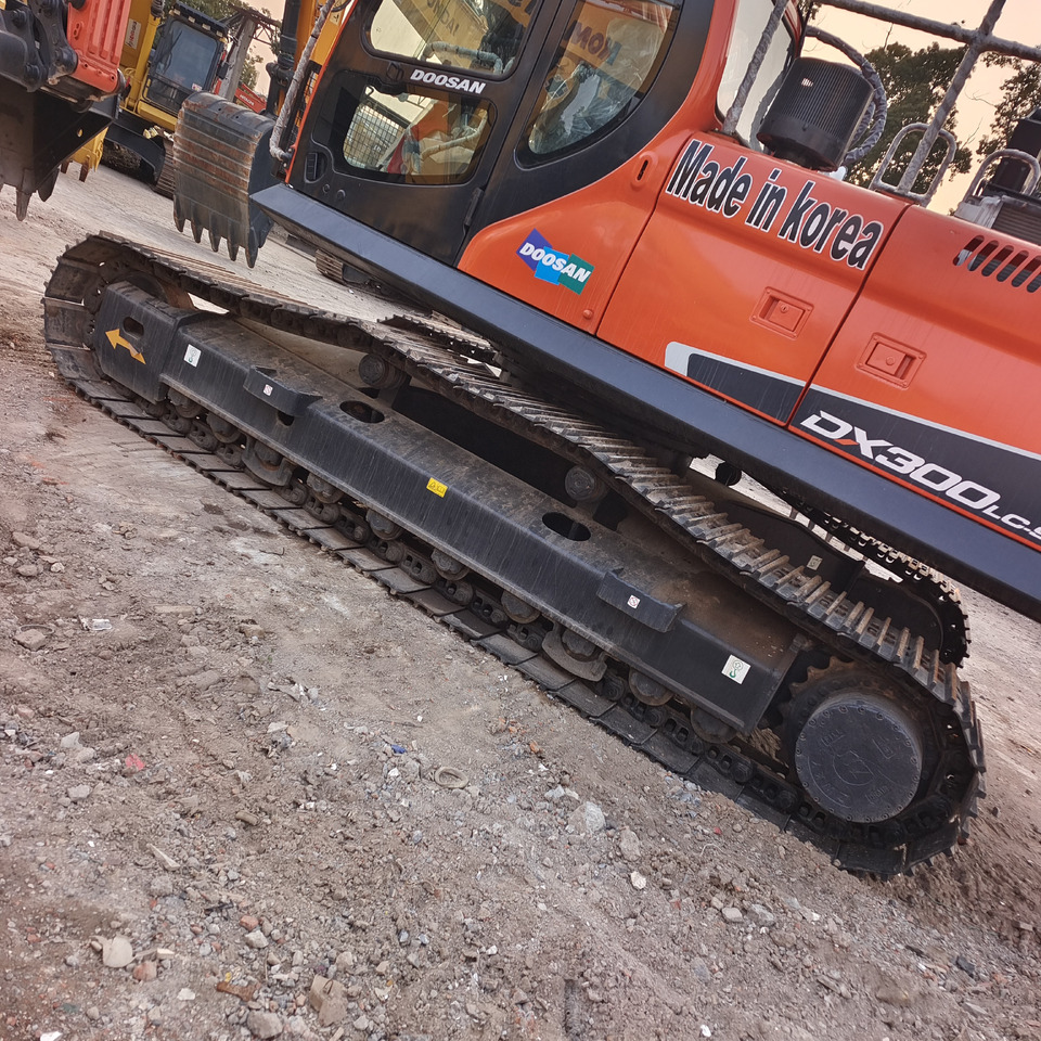DOOSAN DX300LC-9C Doosan DX 300 LC - 9 C - Escavadora de rastos: foto 2 DOOSAN DX300LC-9C Doosan DX 300 LC - 9 C - Escavadora de rastos: foto 2
