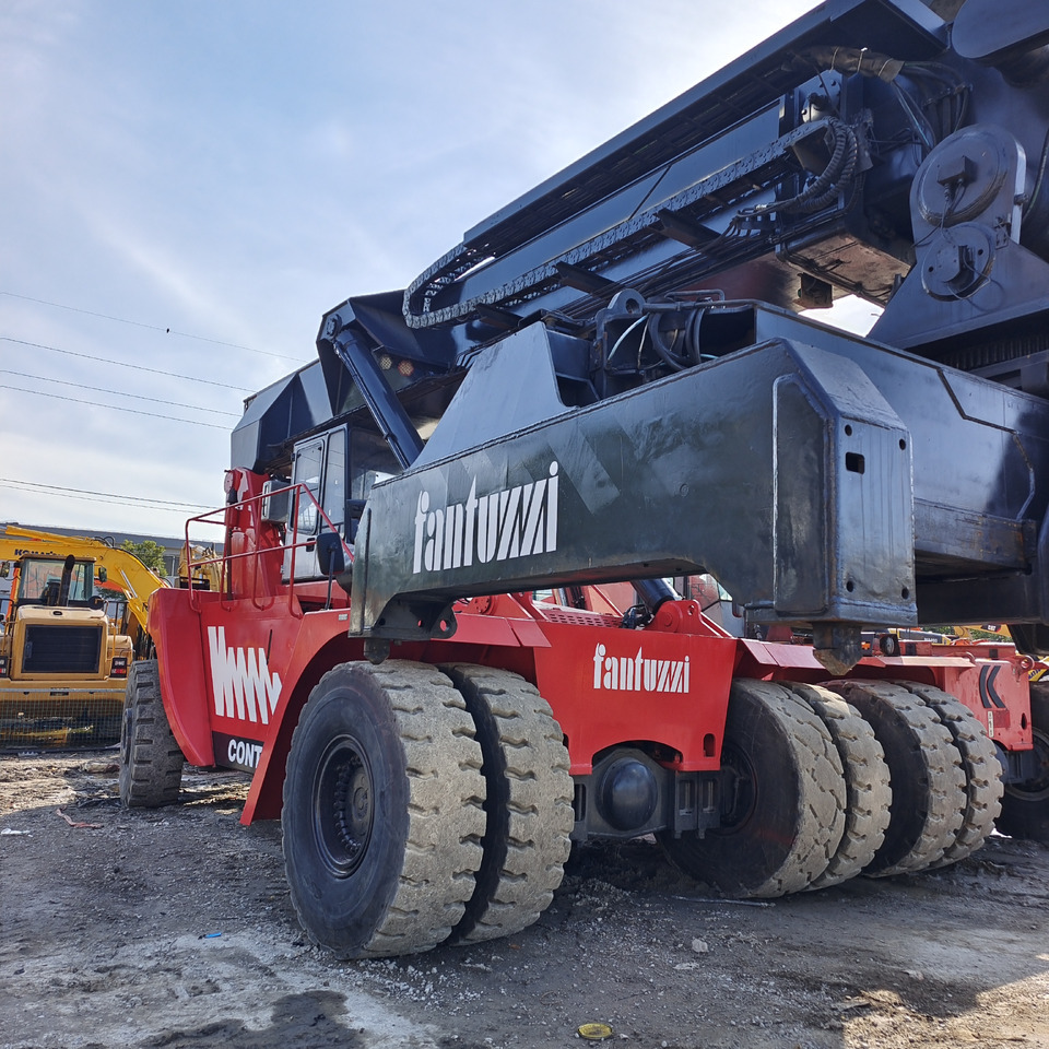 FANTUZZI CS 45 KMHD 45 TON CONTAINER REACH CRANE - Reachstacker porta contentores: foto 1 FANTUZZI CS 45 KMHD 45 TON CONTAINER REACH CRANE - Reachstacker porta contentores: foto 1