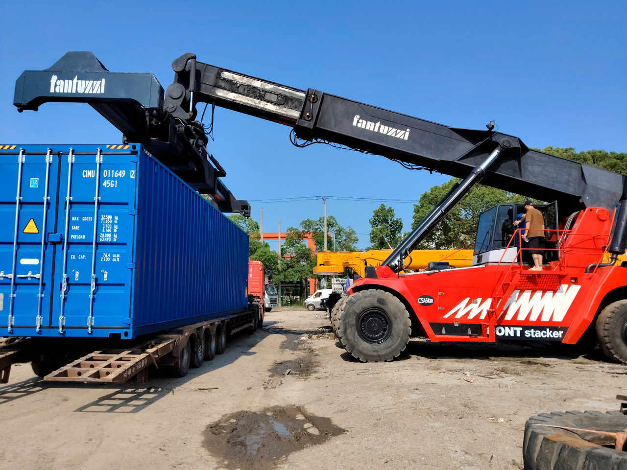 FANTUZZI CS45KM 45 TON - Reachstacker porta contentores: foto 3 FANTUZZI CS45KM 45 TON - Reachstacker porta contentores: foto 3