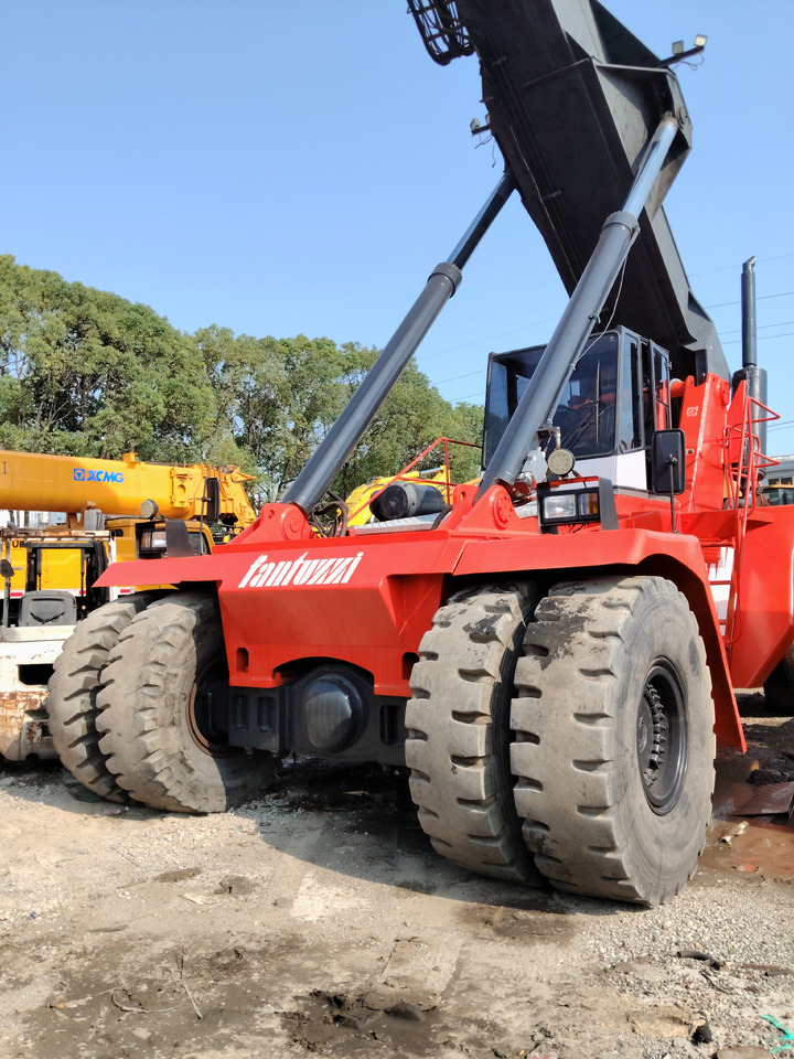 FANTUZZI CS45KM 45 TON - Reachstacker porta contentores: foto 5 FANTUZZI CS45KM 45 TON - Reachstacker porta contentores: foto 5