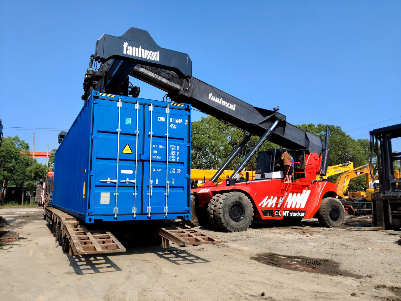 FANTUZZI CS45KM 45 TON REACH STACKER - Reachstacker porta contentores: foto 3 FANTUZZI CS45KM 45 TON REACH STACKER - Reachstacker porta contentores: foto 3
