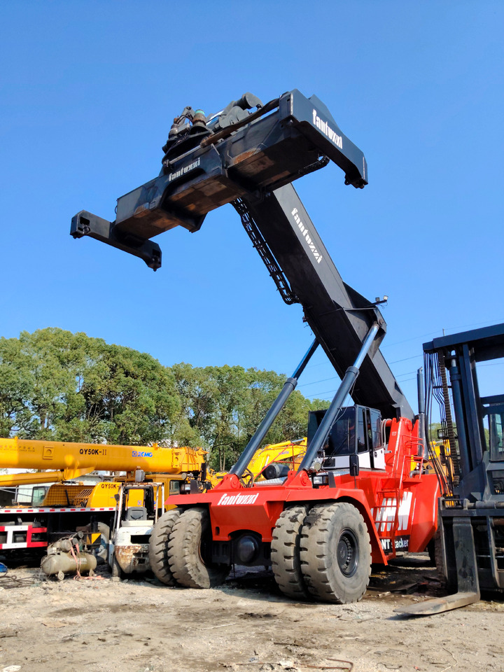 FANTUZZI CS45KM 45 TON REACH STACKER - Reachstacker porta contentores: foto 4 FANTUZZI CS45KM 45 TON REACH STACKER - Reachstacker porta contentores: foto 4
