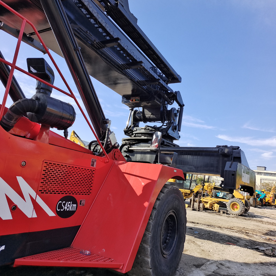 FANTUZZI CS45KMHD 45 TON REACH STACKER - Reachstacker porta contentores: foto 5 FANTUZZI CS45KMHD 45 TON REACH STACKER - Reachstacker porta contentores: foto 5