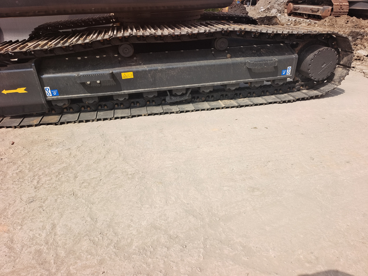 HYUNDAI HX220HD WITH 4 CAMERAS - Escavadora de rastos: foto 2 HYUNDAI HX220HD WITH 4 CAMERAS - Escavadora de rastos: foto 2