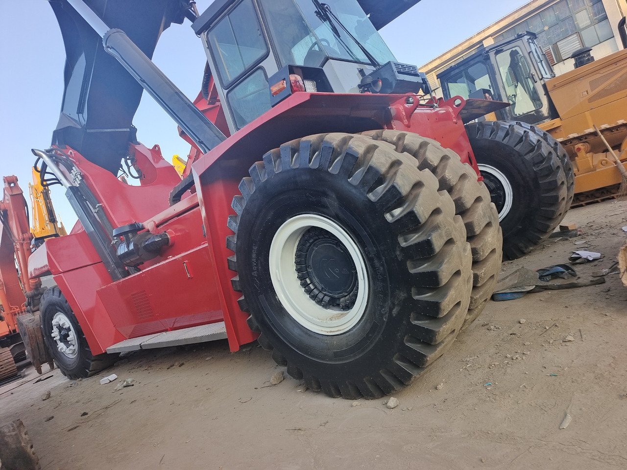 KALMAR DRF 450 45 TON REACH STACKER - Reachstacker porta contentores: foto 1 KALMAR DRF 450 45 TON REACH STACKER - Reachstacker porta contentores: foto 1