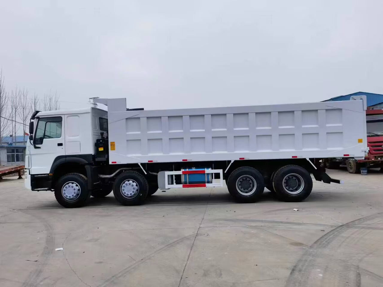 SINOTRUK HOWO 12 TIRES 8*4 - Camião basculante: foto 2 SINOTRUK HOWO 12 TIRES 8*4 - Camião basculante: foto 2