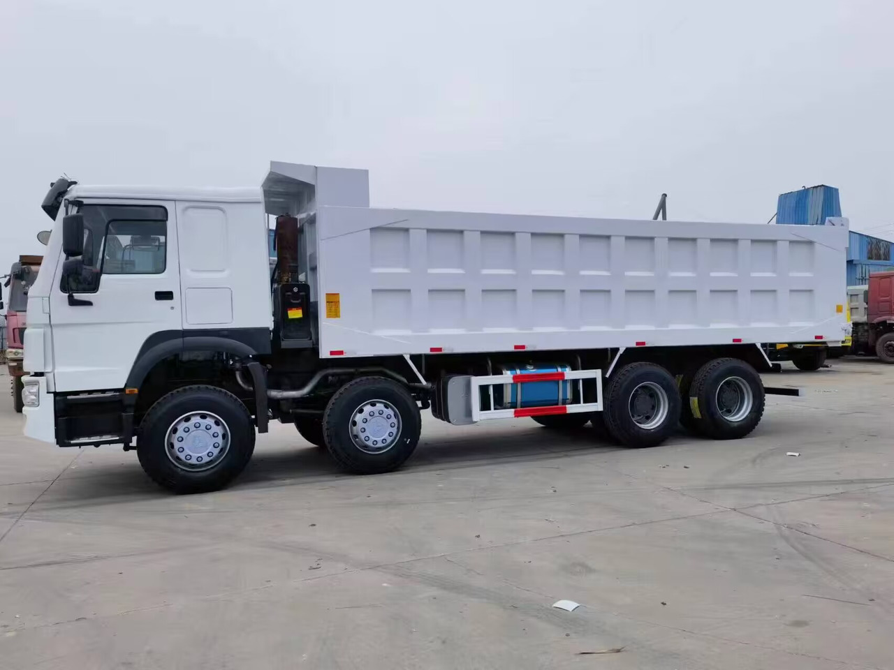 SINOTRUK HOWO 12 TIRES 8*4 - Camião basculante: foto 5 SINOTRUK HOWO 12 TIRES 8*4 - Camião basculante: foto 5