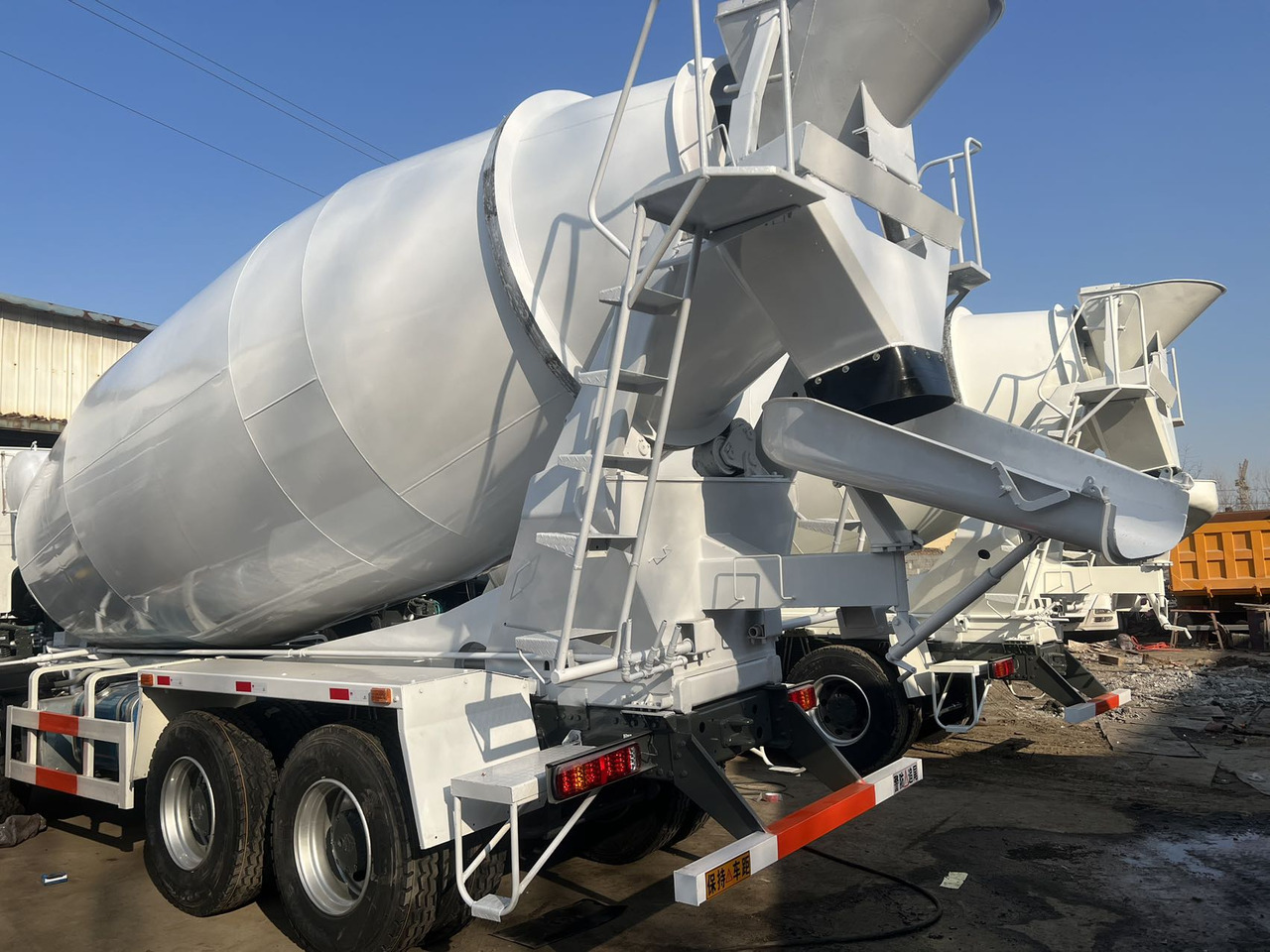 SINOTRUK HOWO 16 CBM CAPACITY - Camião betoneira: foto 5 SINOTRUK HOWO 16 CBM CAPACITY - Camião betoneira: foto 5