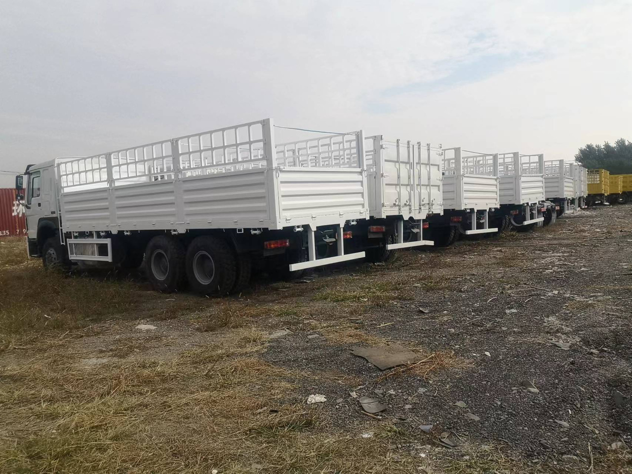 SINOTRUK HOWO 371 375 380 400 420 HP WITH FENCE 6*4 8*4 - Camião transporte de gado: foto 2 SINOTRUK HOWO 371 375 380 400 420 HP WITH FENCE 6*4 8*4 - Camião transporte de gado: foto 2