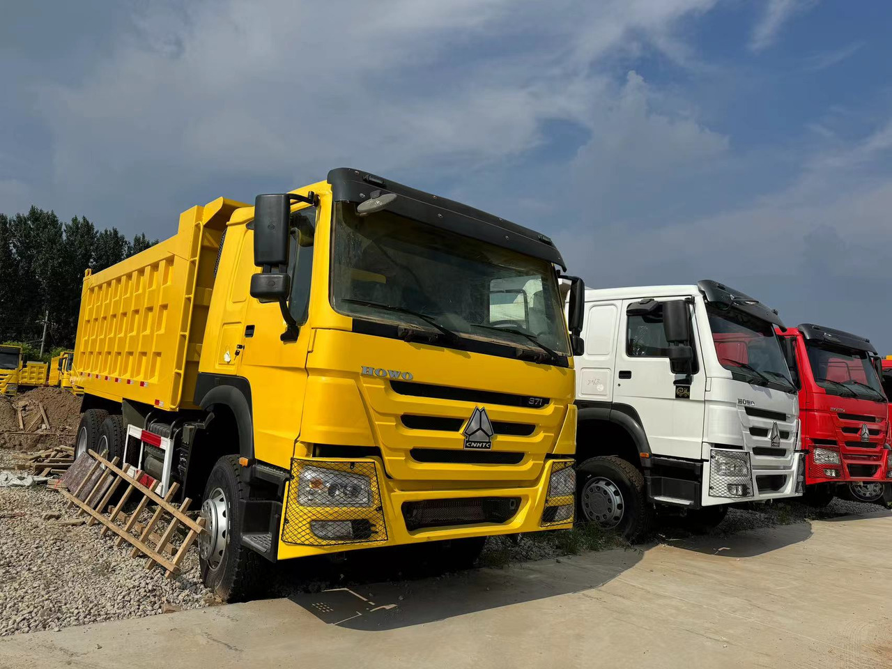 SINOTRUK HOWO 6*4 8*4 DUMP TRUCK - Camião basculante: foto 2 SINOTRUK HOWO 6*4 8*4 DUMP TRUCK - Camião basculante: foto 2