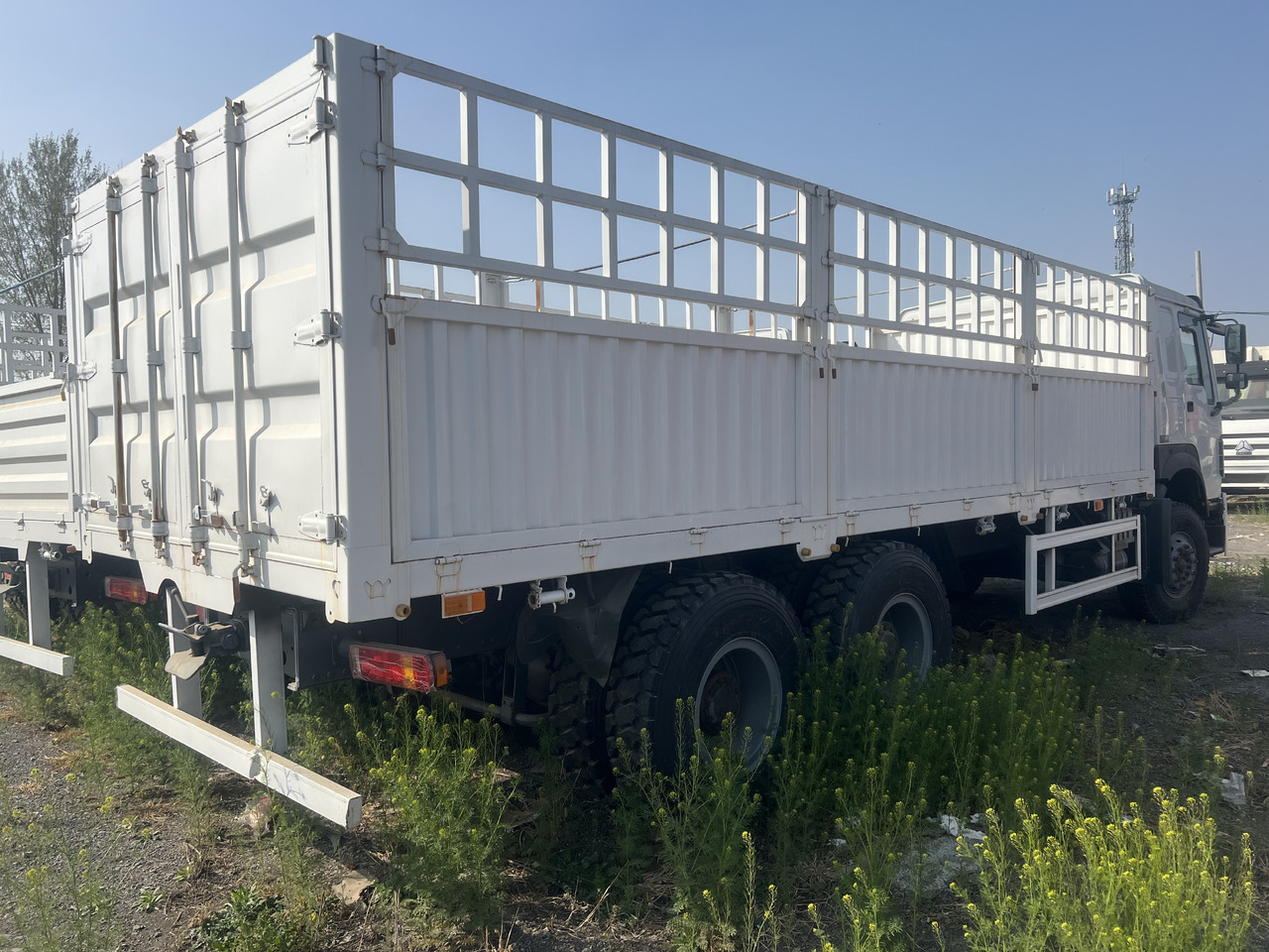 SINOTRUK HOWO 6*4 WITH FENCE - Camião basculante: foto 5 SINOTRUK HOWO 6*4 WITH FENCE - Camião basculante: foto 5