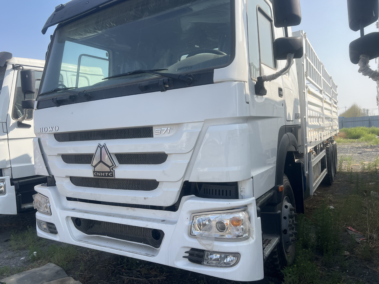 SINOTRUK HOWO 6*4 WITH FENCE - Camião basculante: foto 2 SINOTRUK HOWO 6*4 WITH FENCE - Camião basculante: foto 2