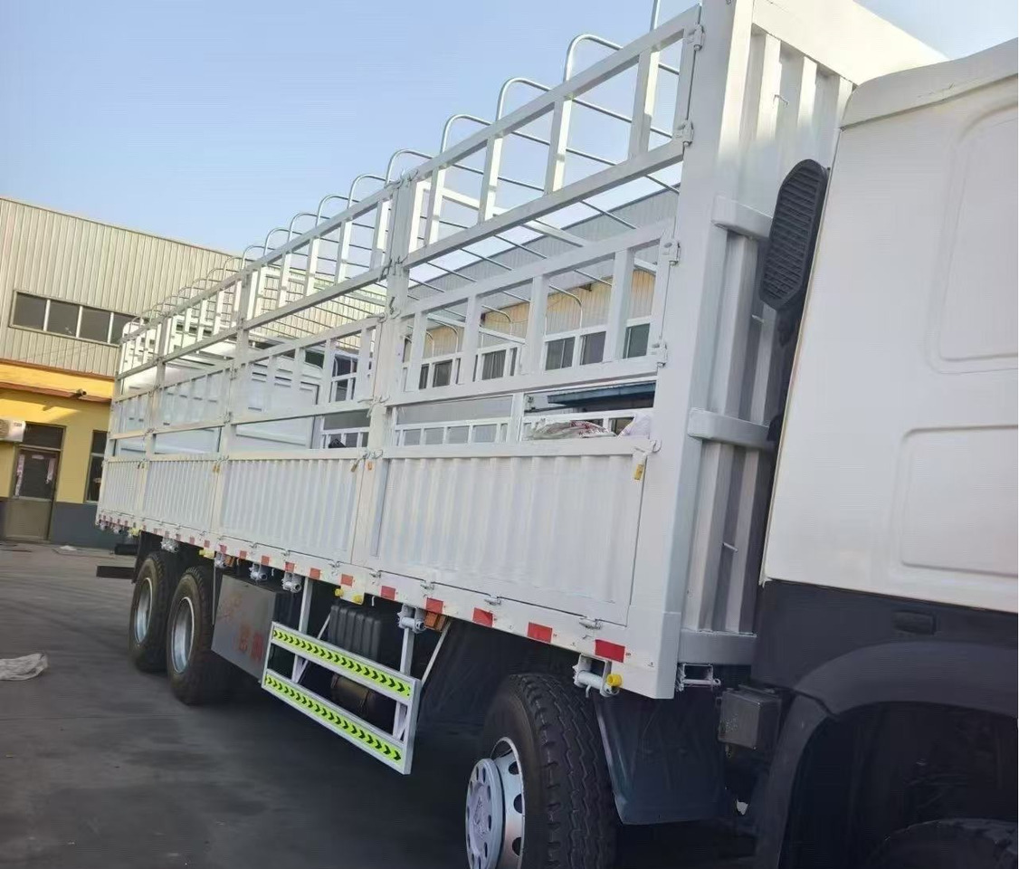 SINOTRUK HOWO 8*4 12 TIRES TWELVE WHEELS WITH FENCE - Camião transporte de gado: foto 1 SINOTRUK HOWO 8*4 12 TIRES TWELVE WHEELS WITH FENCE - Camião transporte de gado: foto 1