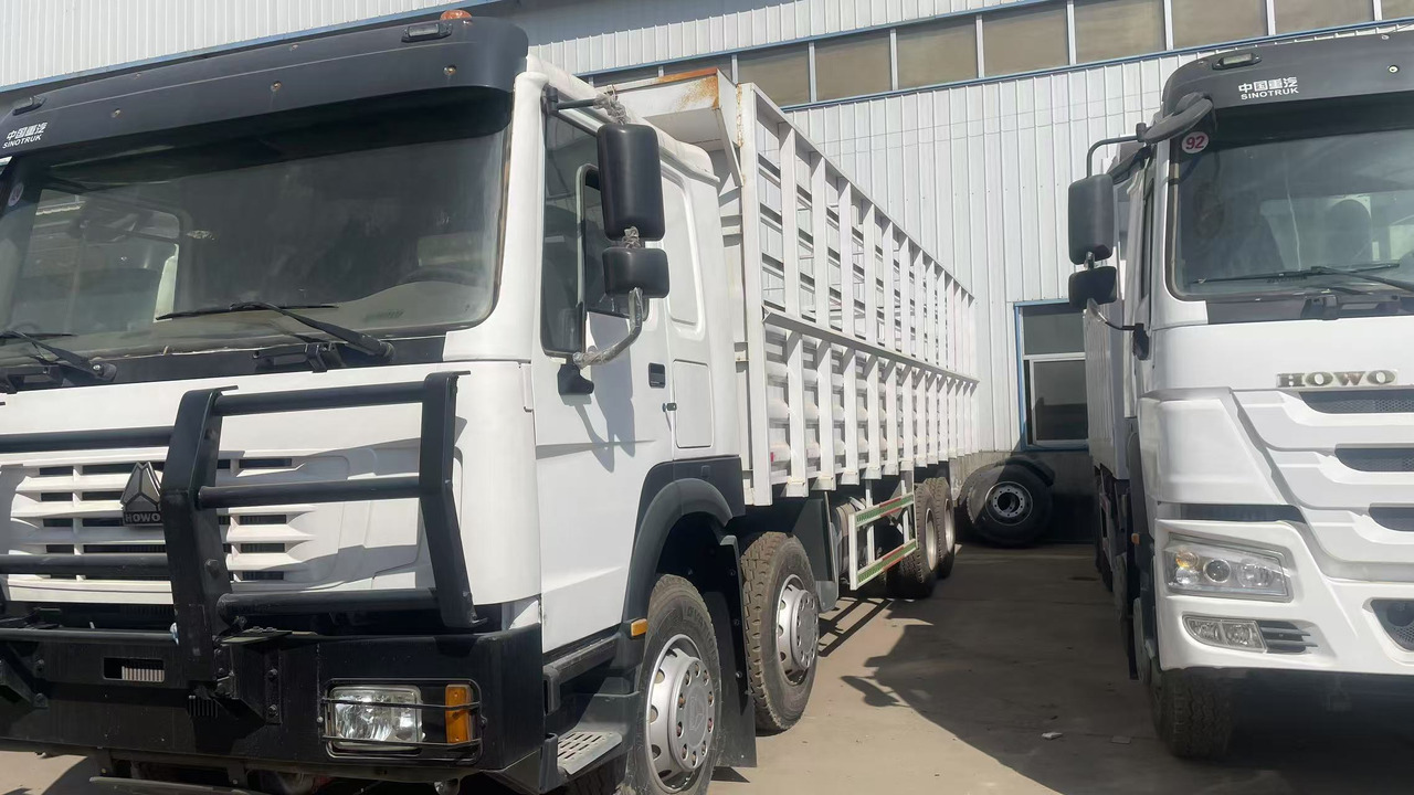 SINOTRUK HOWO 8*4 12 TIRES TWELVE WHEELS WITH FENCE - Camião transporte de gado: foto 3 SINOTRUK HOWO 8*4 12 TIRES TWELVE WHEELS WITH FENCE - Camião transporte de gado: foto 3
