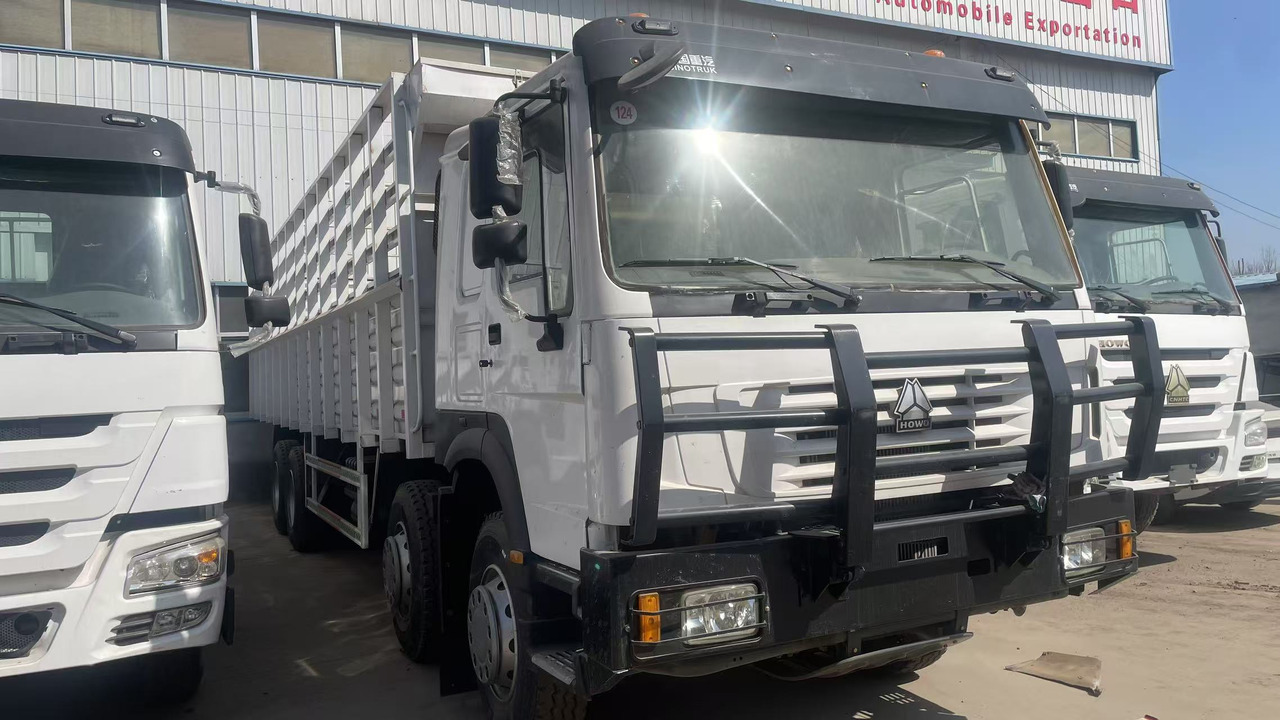 SINOTRUK HOWO 8*4 FENCE LIVESTOCK TRUCK - Camião basculante: foto 3 SINOTRUK HOWO 8*4 FENCE LIVESTOCK TRUCK - Camião basculante: foto 3