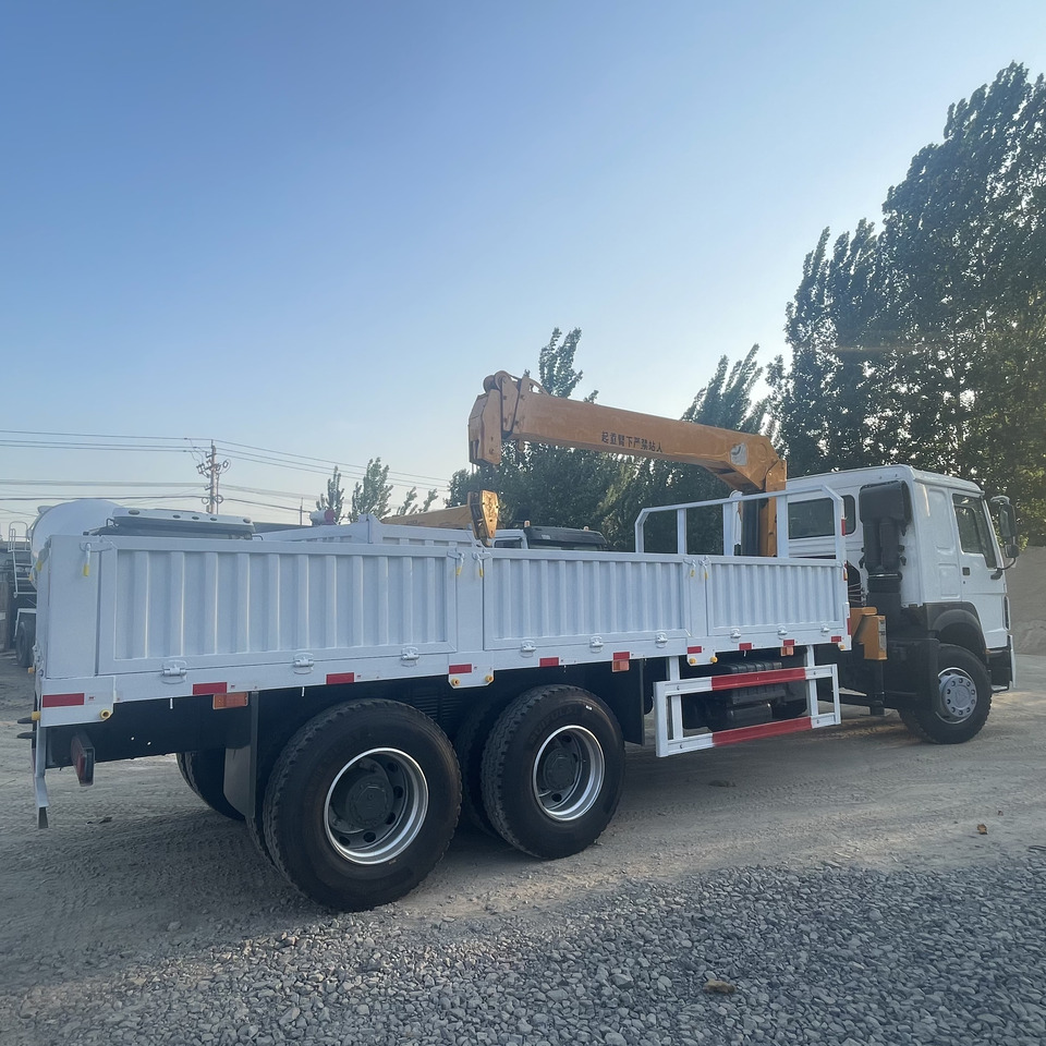 SINOTRUK HOWO 8 TON CRANE TRUCK - Camião grua: foto 1 SINOTRUK HOWO 8 TON CRANE TRUCK - Camião grua: foto 1
