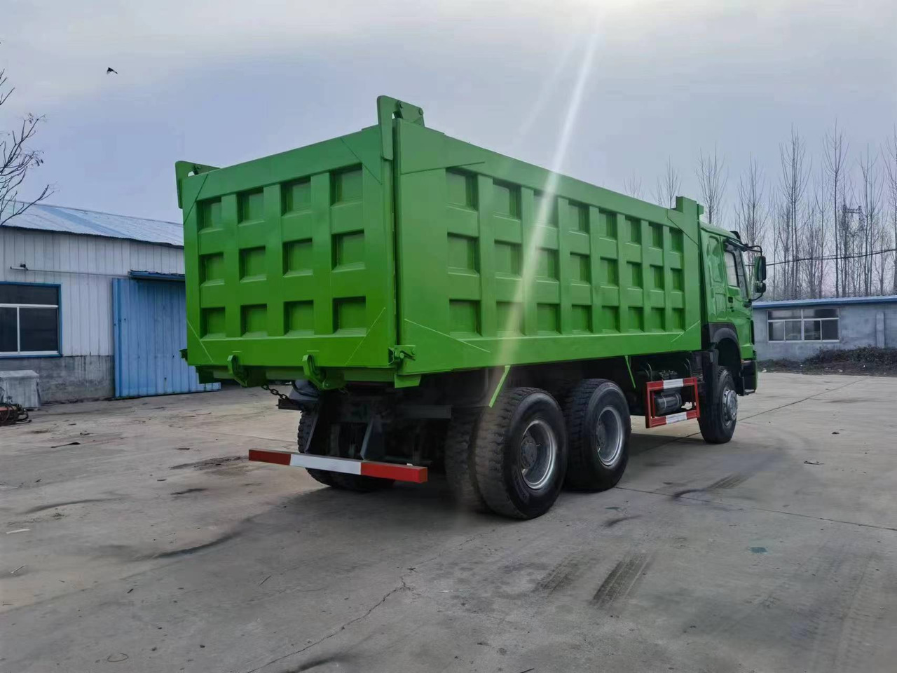 SINOTRUK HOWO DUMP TRUCK - Camião basculante: foto 3 SINOTRUK HOWO DUMP TRUCK - Camião basculante: foto 3
