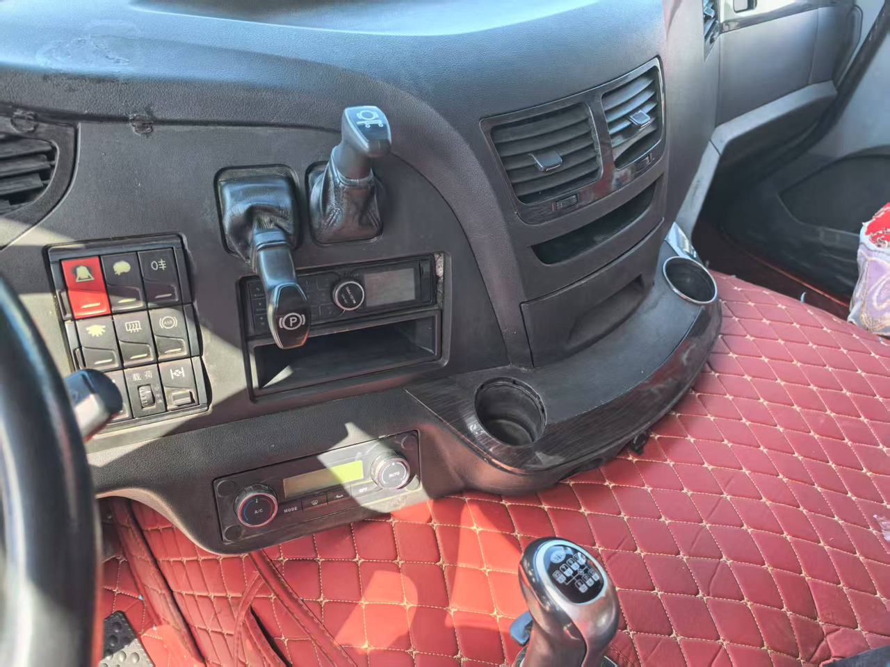 FAW JIEFANG 6*4 8*4 - Tractor: foto 5 FAW JIEFANG 6*4 8*4 - Tractor: foto 5