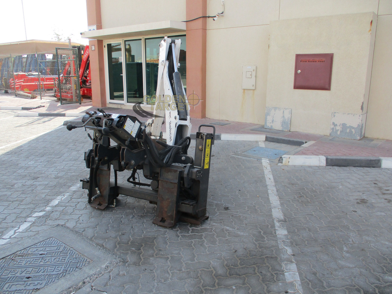 BOBCAT Skid Steer R30S Backhoe Attachment - Balde para carregadeiras por Mini pá carregadora: foto 4 BOBCAT Skid Steer R30S Backhoe Attachment - Balde para carregadeiras por Mini pá carregadora: foto 4