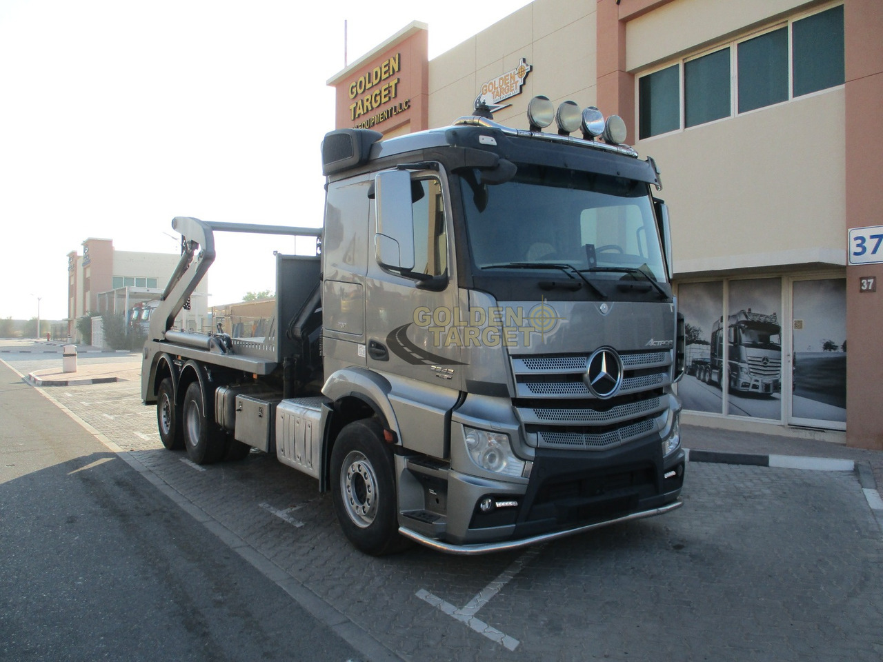 MERCEDES-BENZ 2642 6×2 DOUBLE SKIP LOADER with HIAB Crane - Camião multibenne: foto 1 MERCEDES-BENZ 2642 6×2 DOUBLE SKIP LOADER with HIAB Crane - Camião multibenne: foto 1