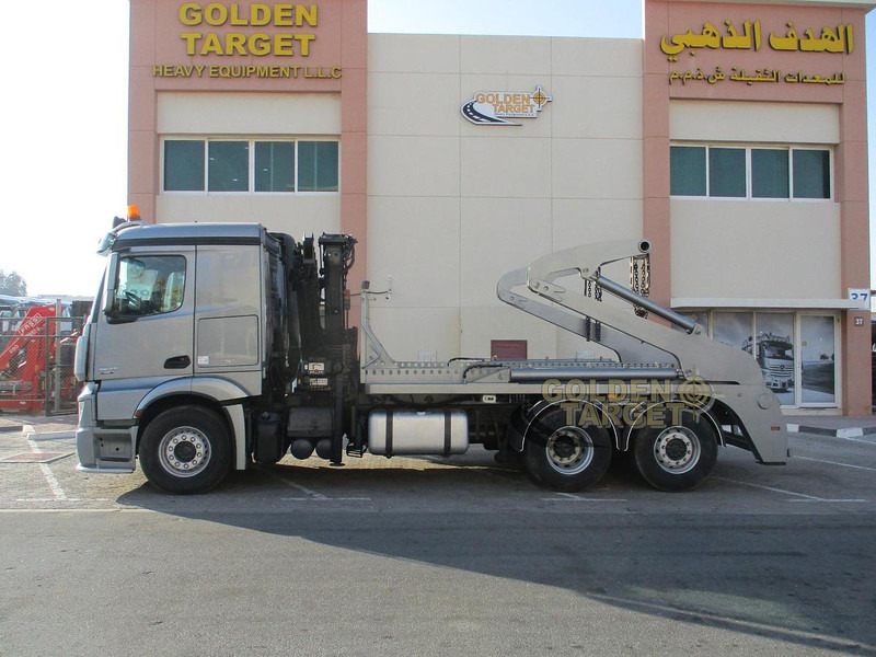 Mercedes-Benz 2642 6×2 Double Skip Loader with HIAB Crane - Pá carregadora: foto 4 Mercedes-Benz 2642 6×2 Double Skip Loader with HIAB Crane - Pá carregadora: foto 4