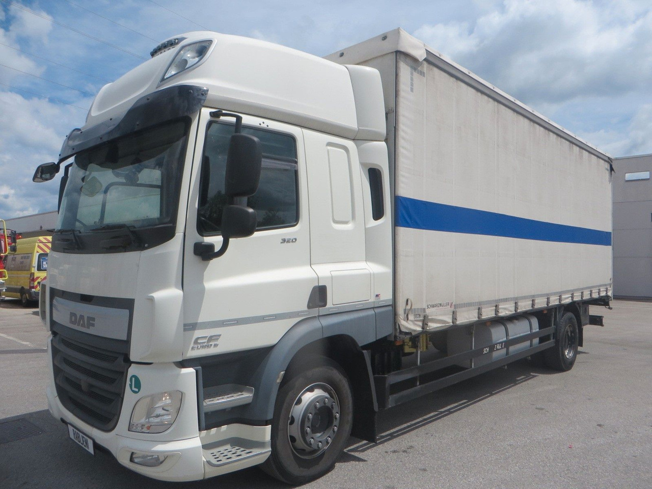 DAF CF320 4x2 18T Curtainside 7.70m - Camião de lona: foto 1 DAF CF320 4x2 18T Curtainside 7.70m - Camião de lona: foto 1