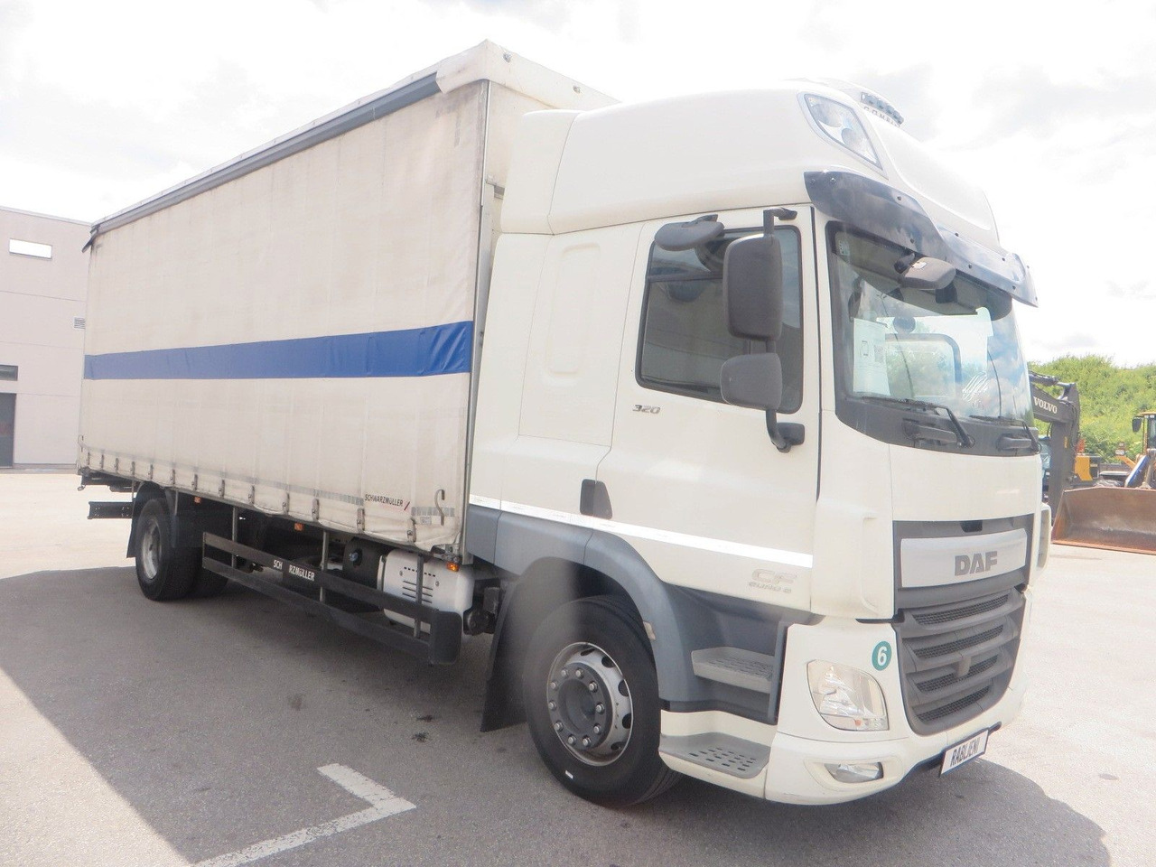 DAF CF320 4x2 18T Curtainside 7.70m - Camião de lona: foto 2 DAF CF320 4x2 18T Curtainside 7.70m - Camião de lona: foto 2