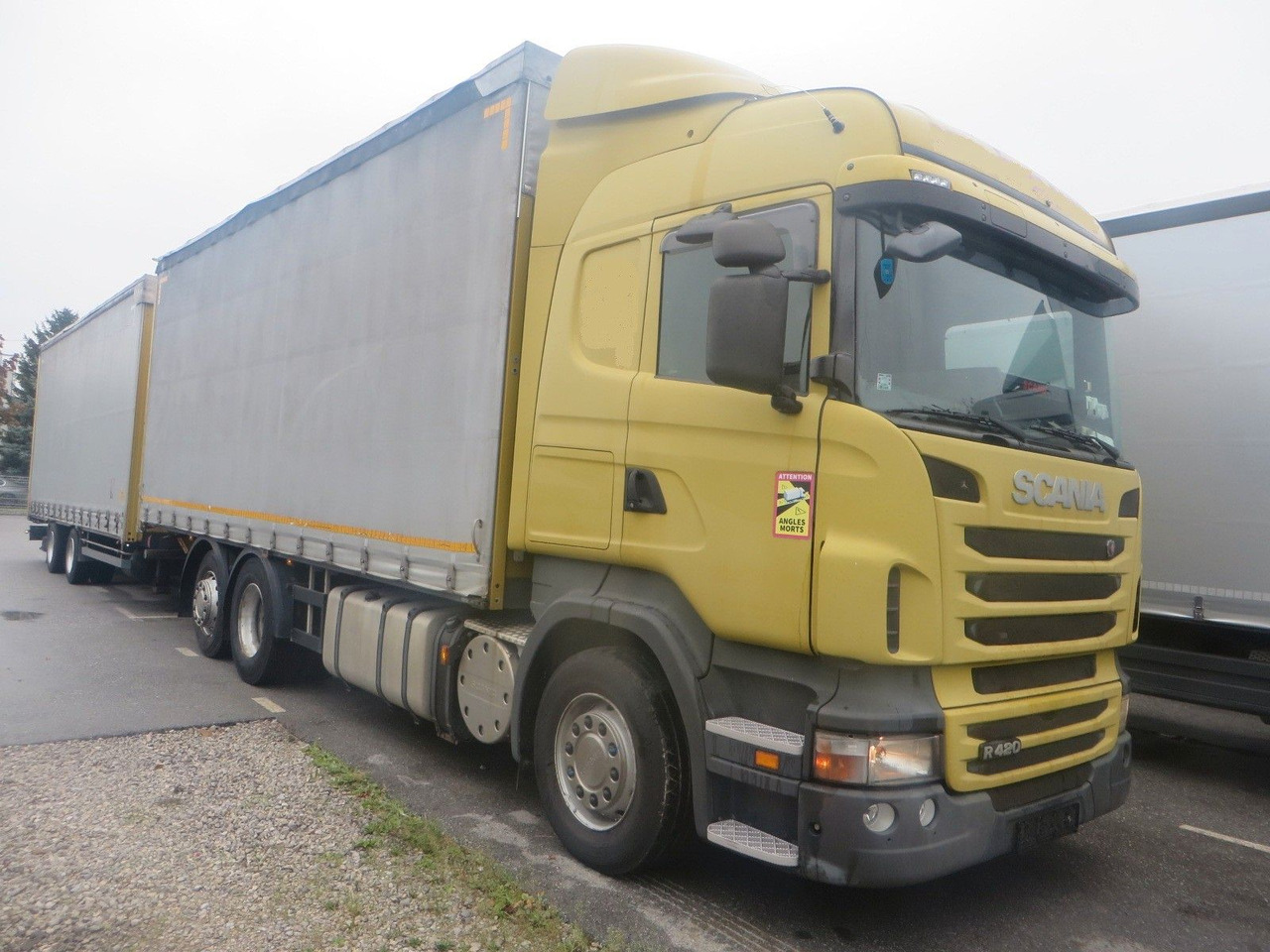 Scania R420 6x2 tandem 115m3 - Camião de lona: foto 2 Scania R420 6x2 tandem 115m3 - Camião de lona: foto 2